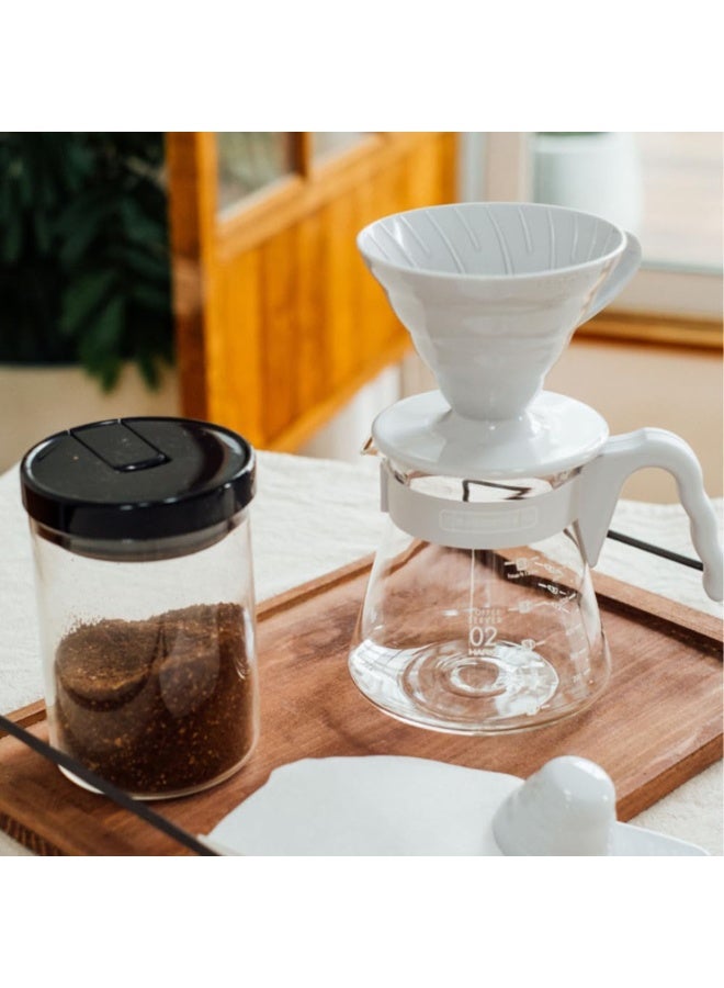 هاريو طقم تقديم قهوة V60 مكون من قطعتين، سعة 600 مل، يشمل قمع تقطير V60-02 وكأس تقديم زجاجي، مصنوع من زجاج البوروسيليكات المقاوم للحرارة، لون رمادي فاتح - Image 2